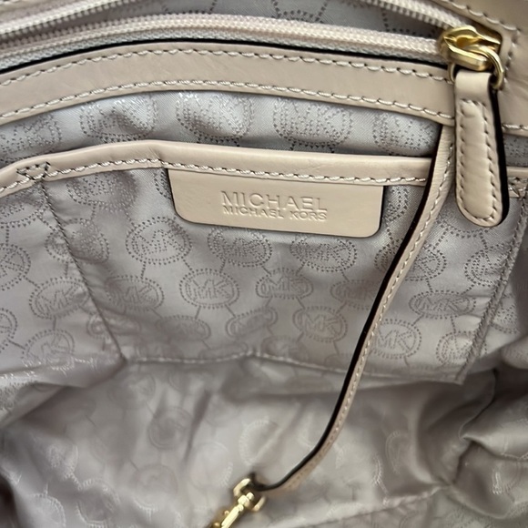 MICHAEL Michael Kors Metallic Gold Mirror Signature PVC and Leather East-West T - Picture 8 of 16